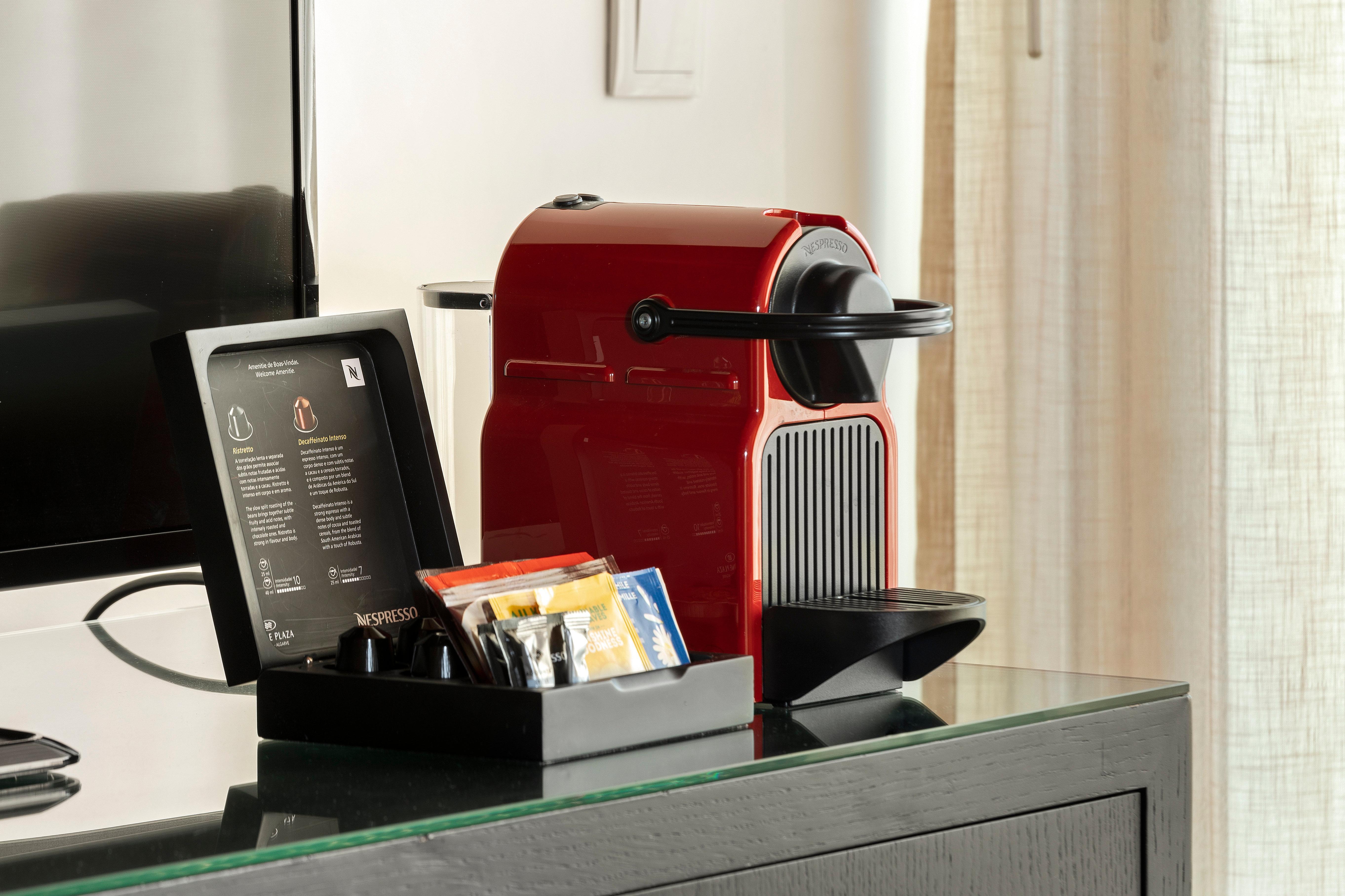 维拉摩拉皇冠假日酒店 外观 照片 A Nespresso coffee machine