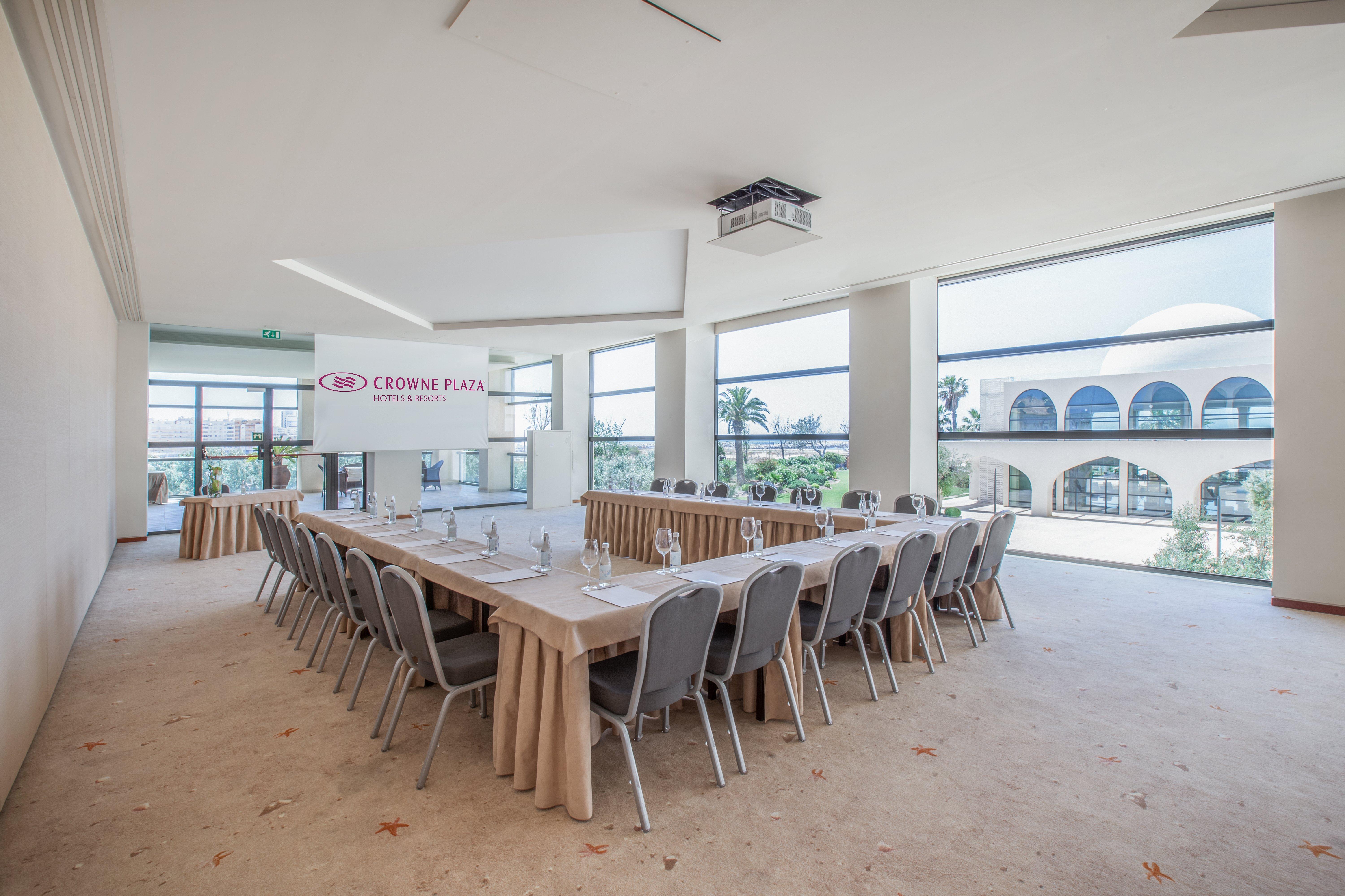 维拉摩拉皇冠假日酒店 外观 照片 Meeting room