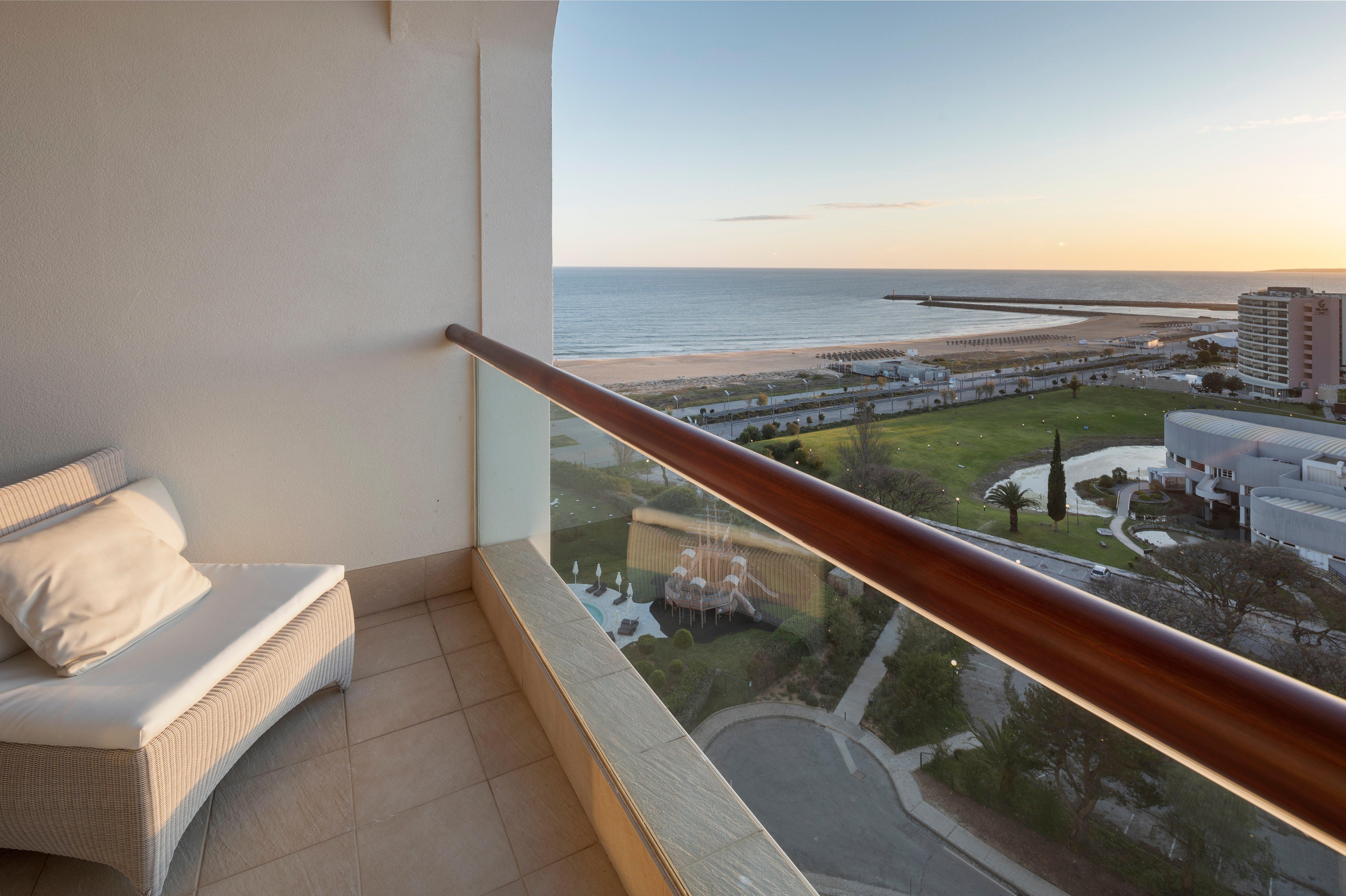 维拉摩拉皇冠假日酒店 外观 照片 A balcony