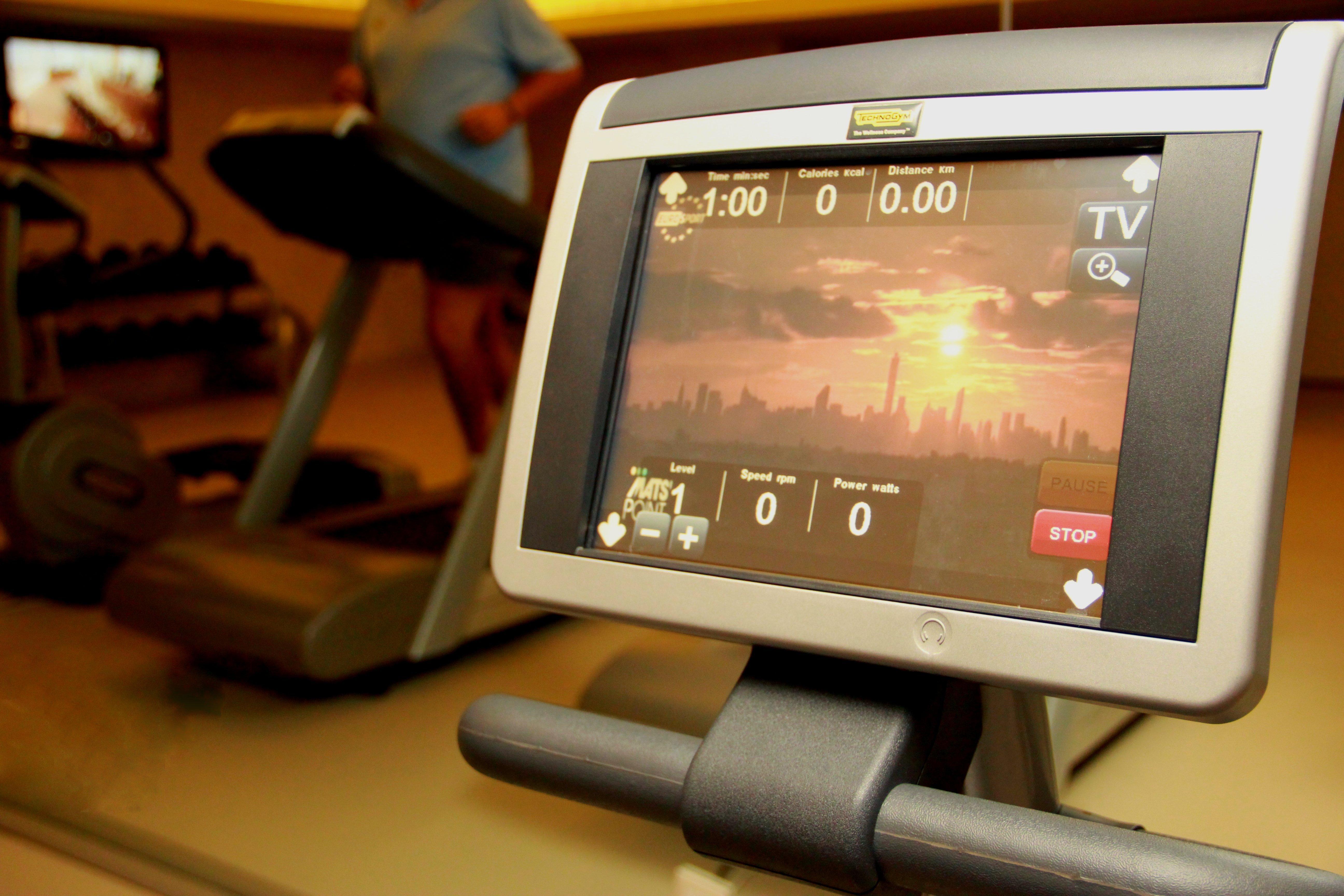 维拉摩拉皇冠假日酒店 外观 照片 A treadmill console