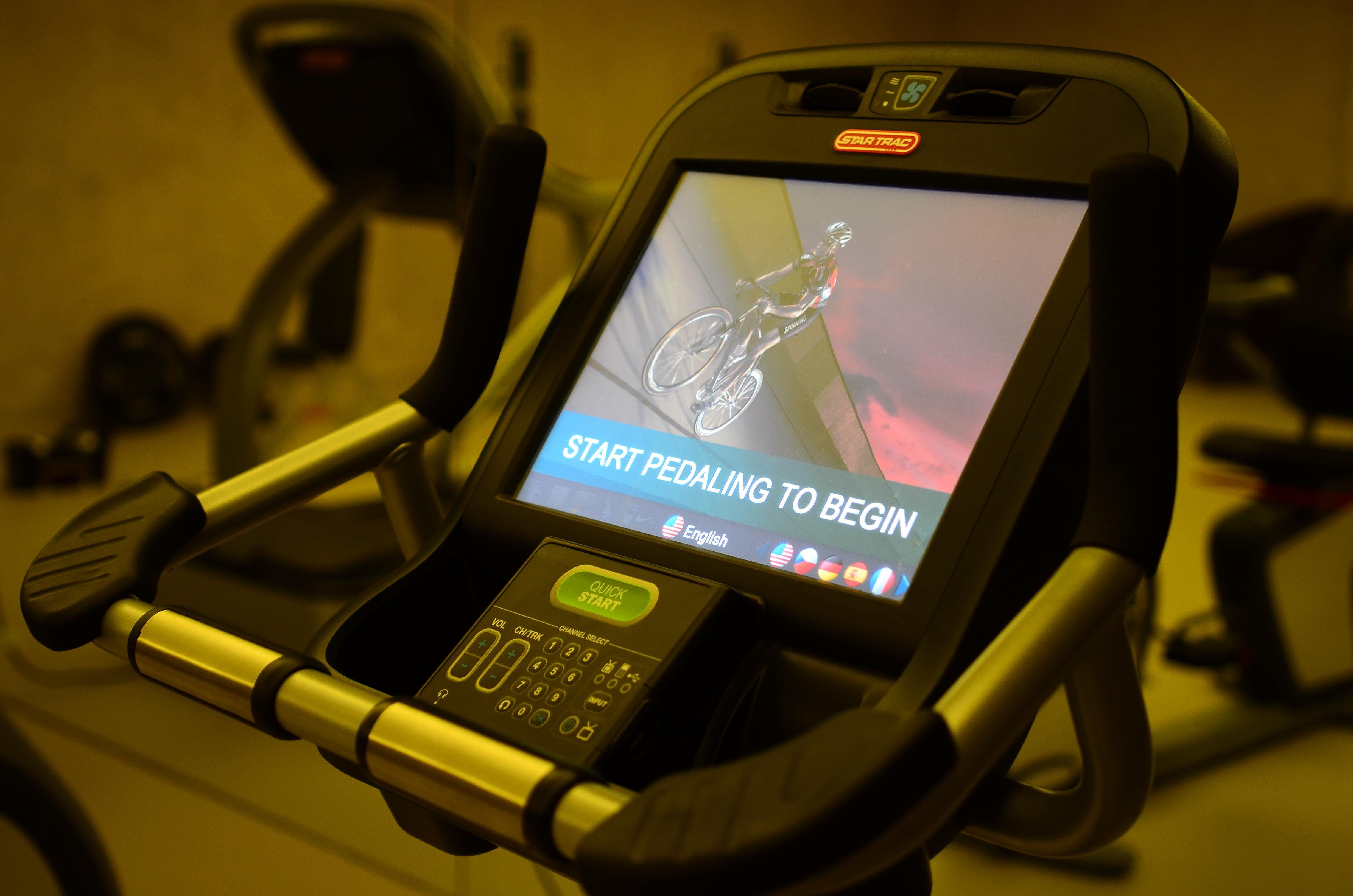 维拉摩拉皇冠假日酒店 外观 照片 A stationary bicycle console