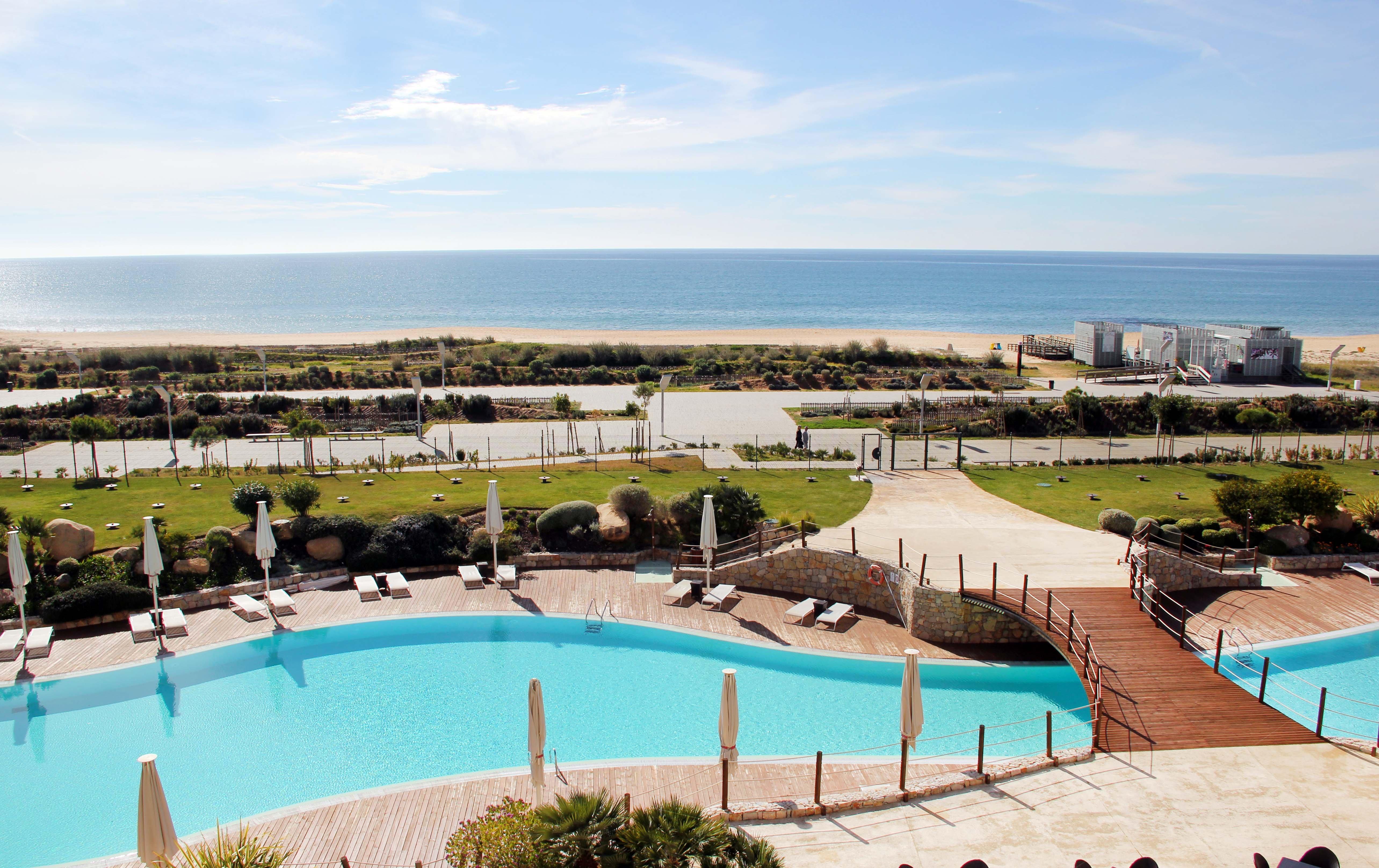 维拉摩拉皇冠假日酒店 外观 照片 View of the beach from the hotel