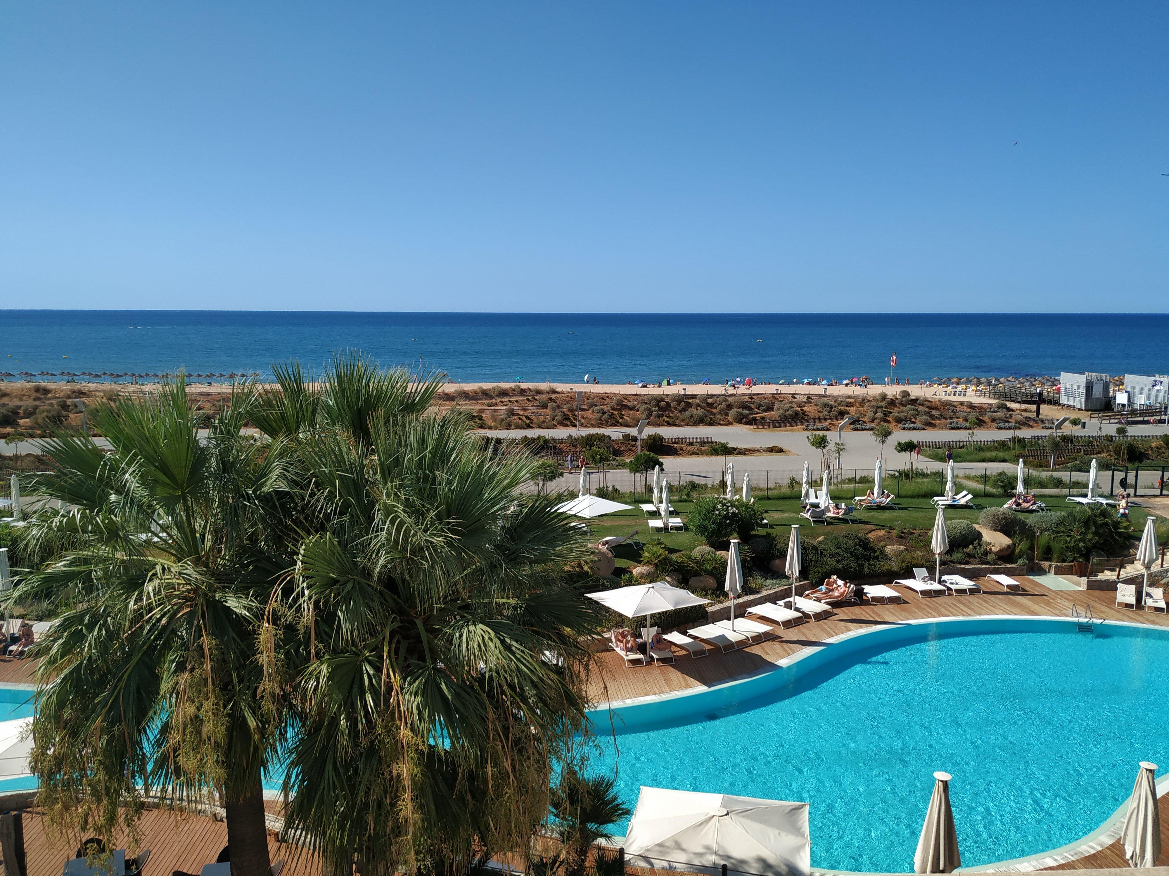 维拉摩拉皇冠假日酒店 外观 照片 View of the beach from the hotel