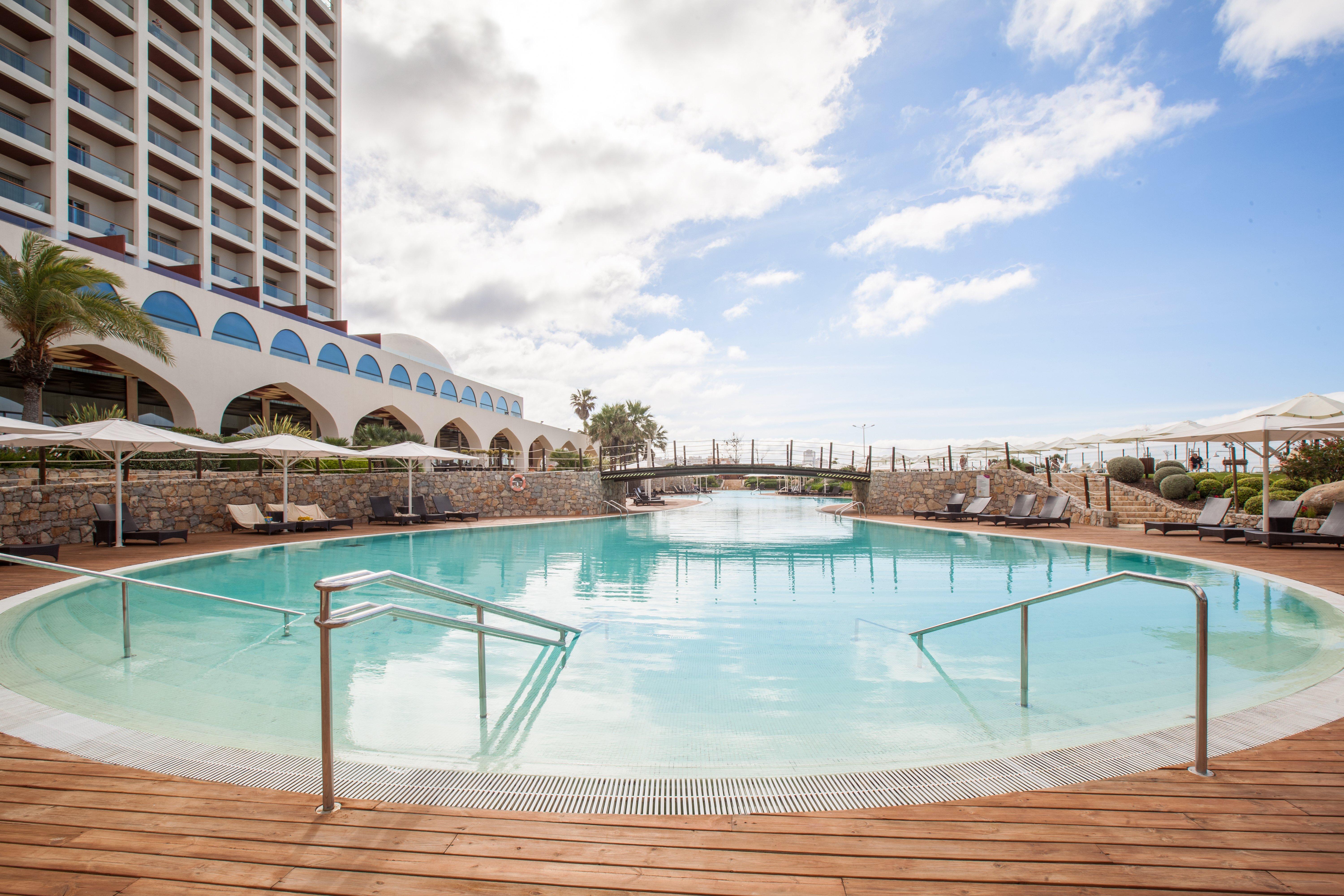 维拉摩拉皇冠假日酒店 外观 照片 Pool at the hotel