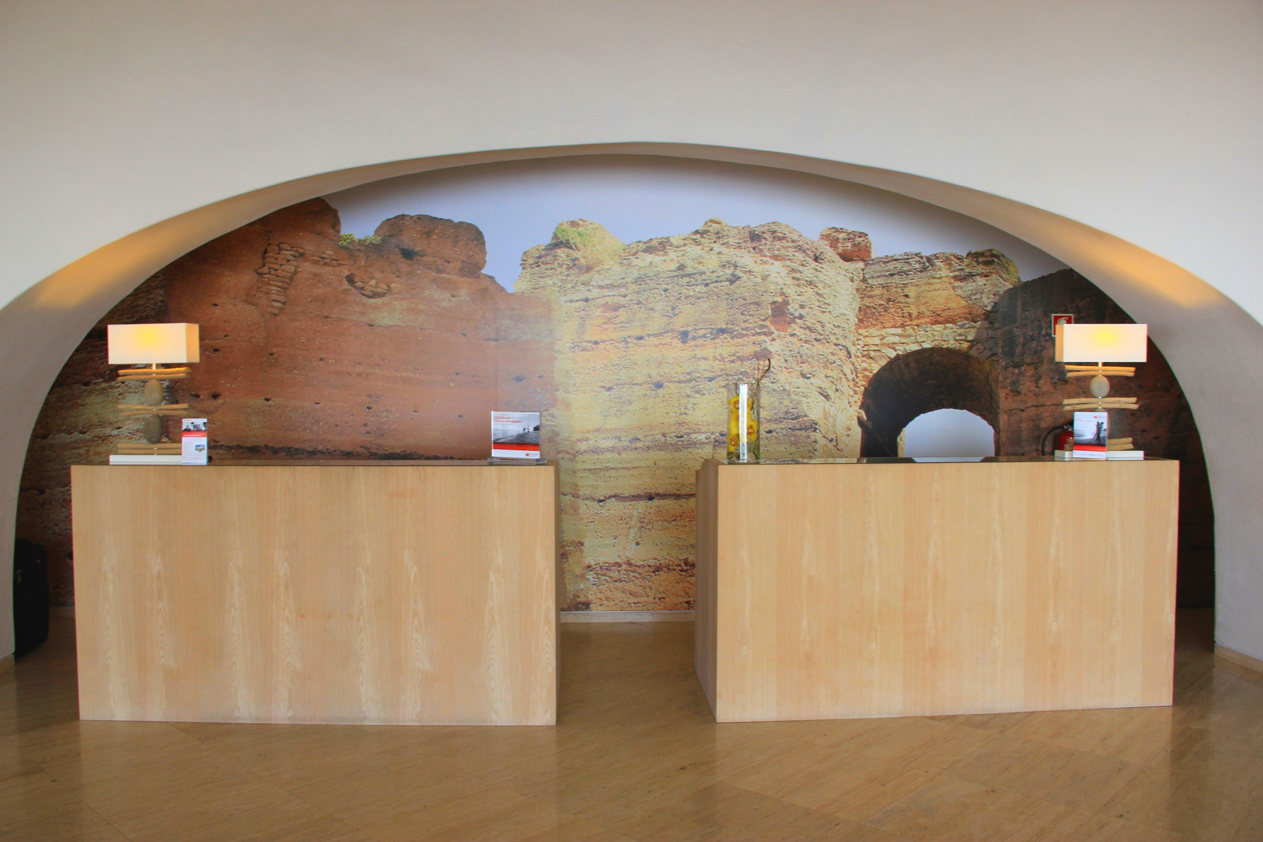 维拉摩拉皇冠假日酒店 外观 照片 The reception desk at the hotel