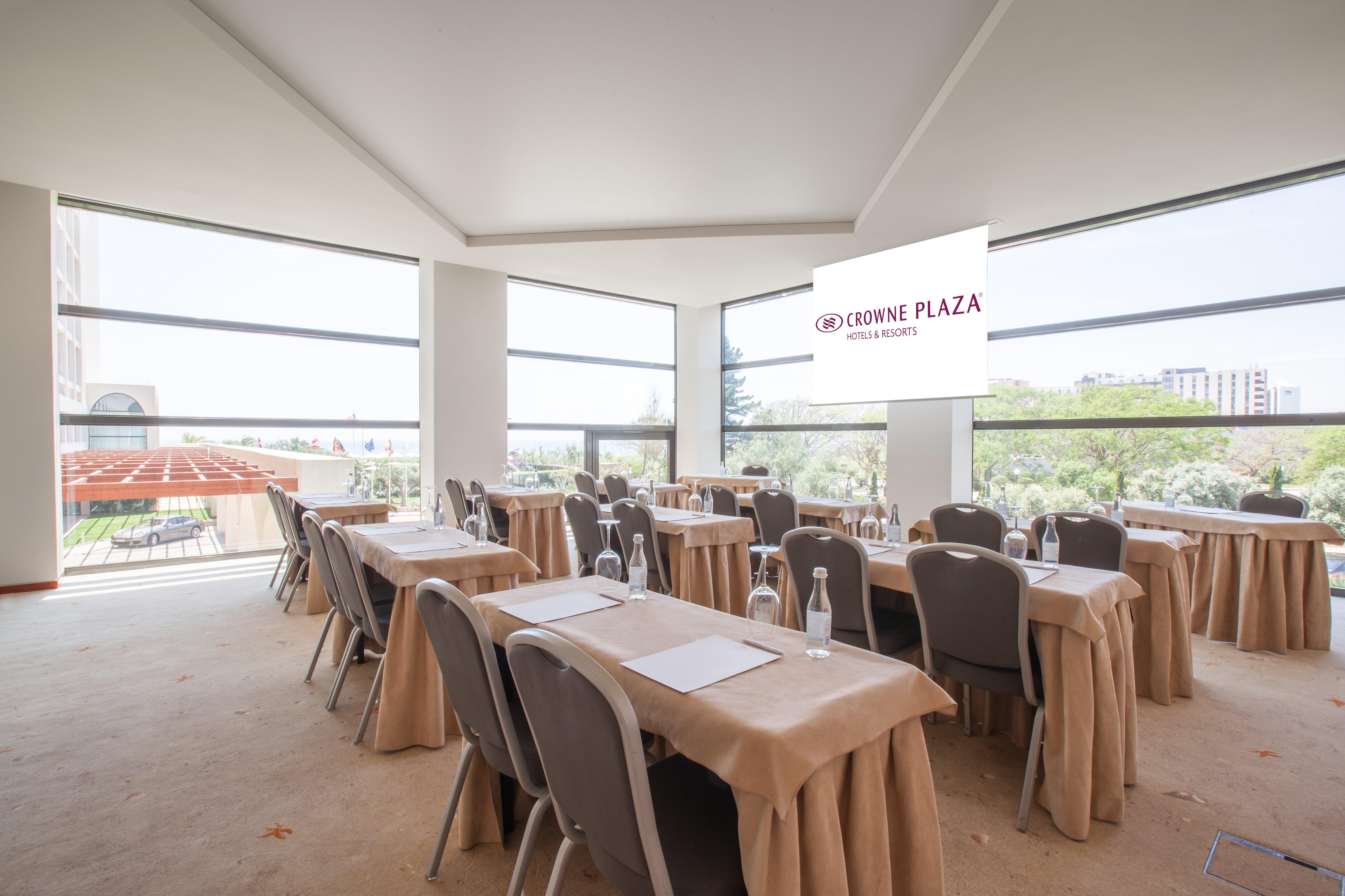 维拉摩拉皇冠假日酒店 外观 照片 Meeting room