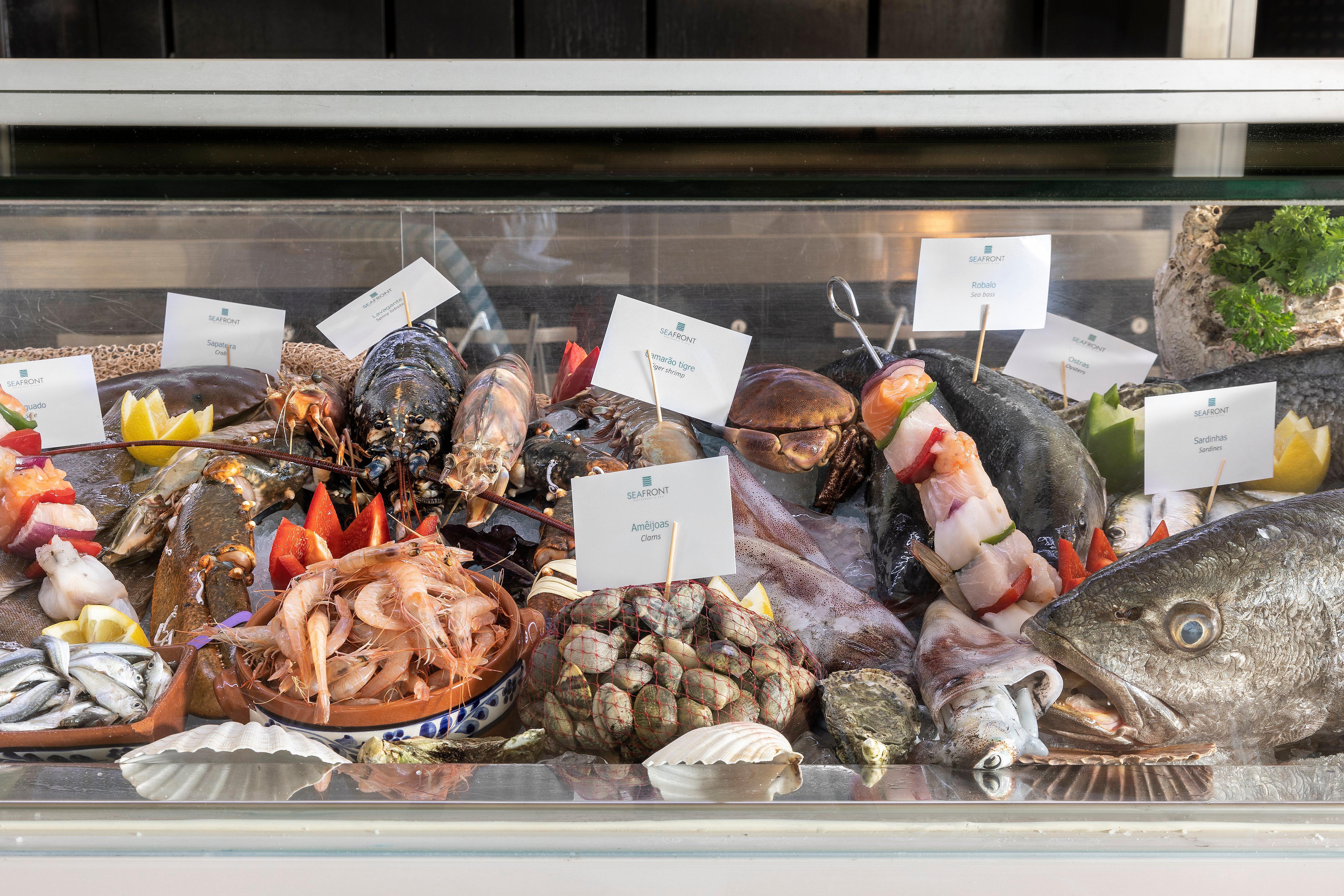 维拉摩拉皇冠假日酒店 外观 照片 Seafood display at a restaurant