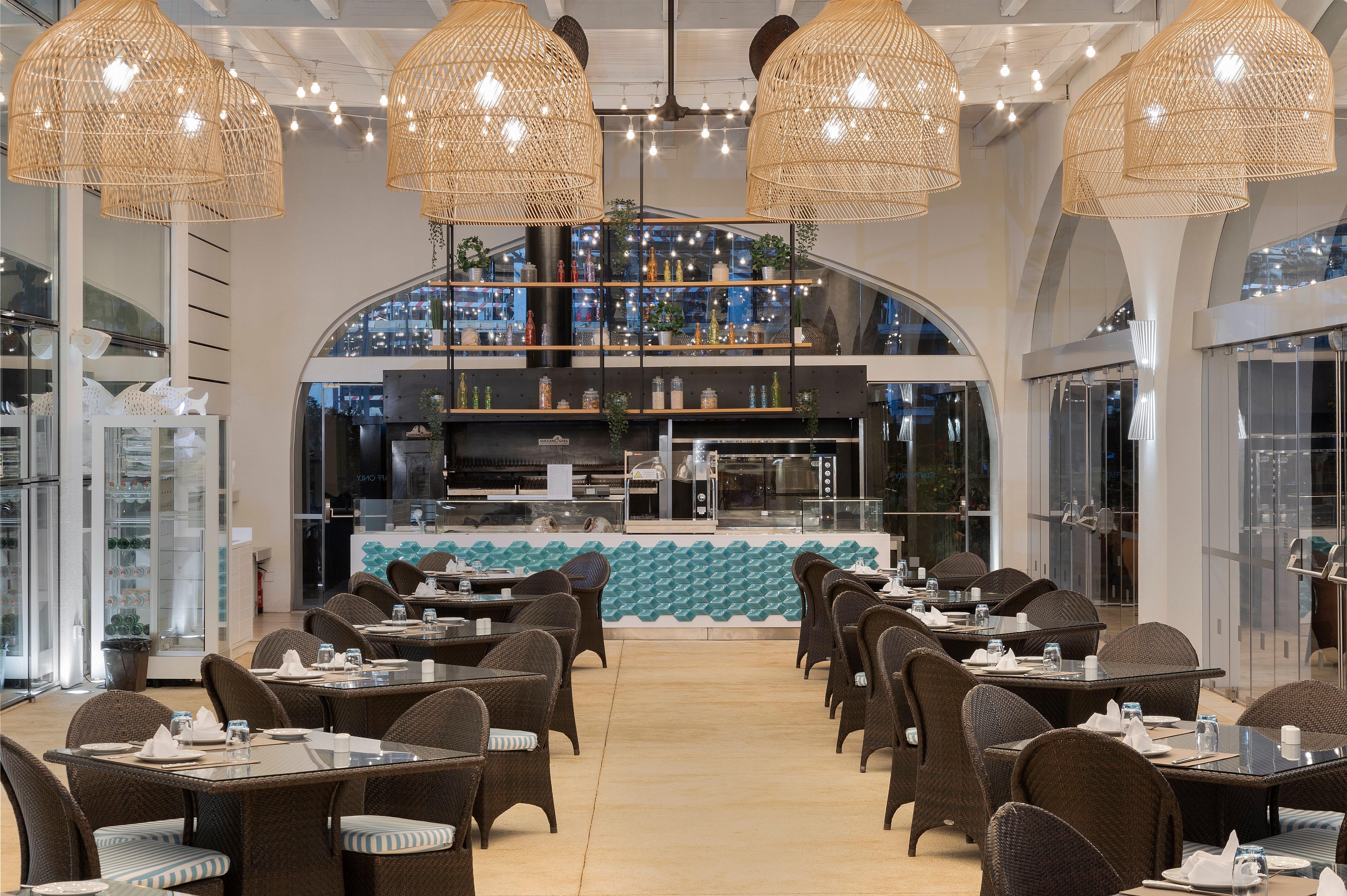 维拉摩拉皇冠假日酒店 外观 照片 The interior of the restaurant