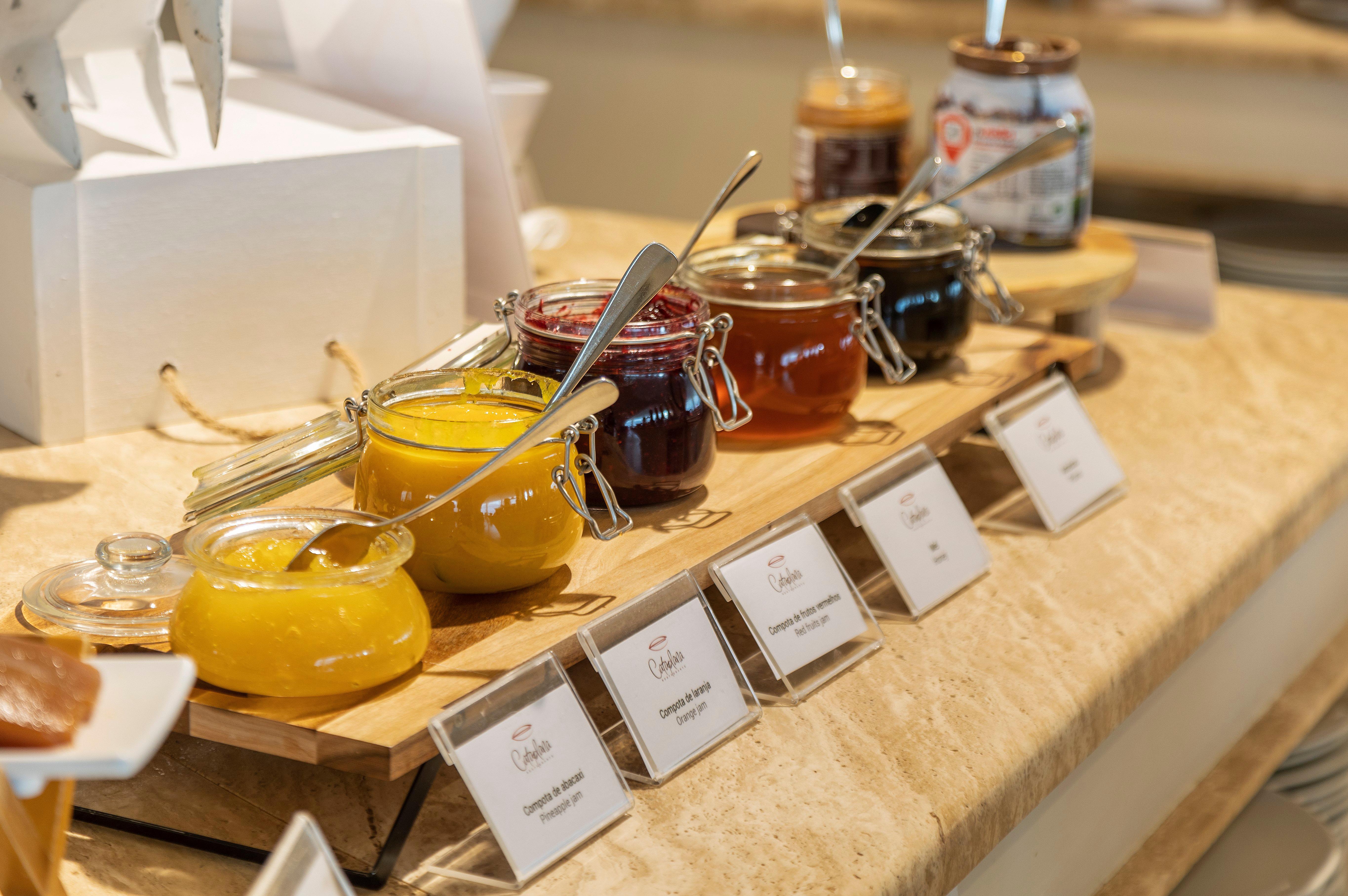 维拉摩拉皇冠假日酒店 外观 照片 Jams and honey at a buffet