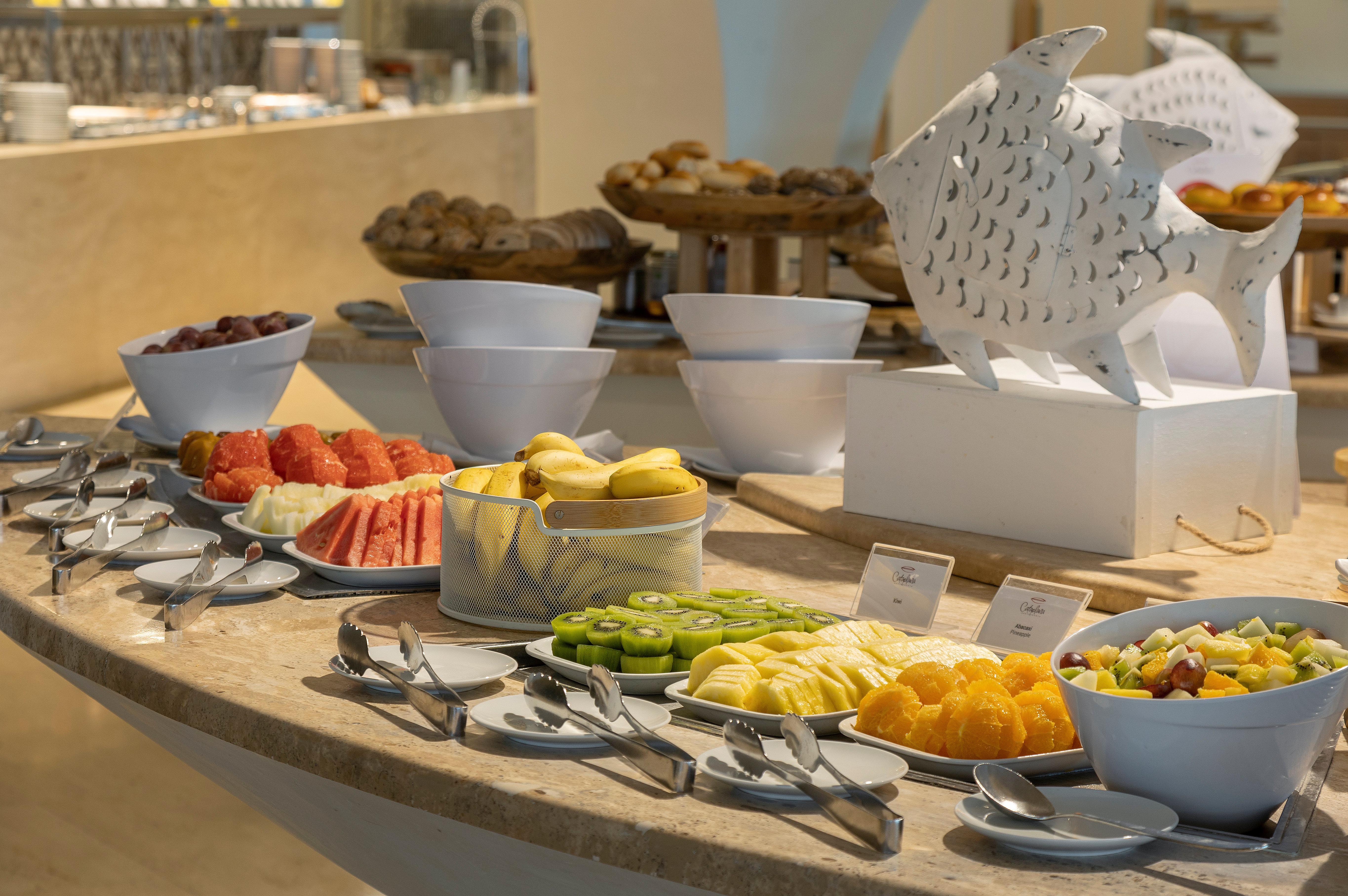 维拉摩拉皇冠假日酒店 外观 照片 A fruit salad buffet