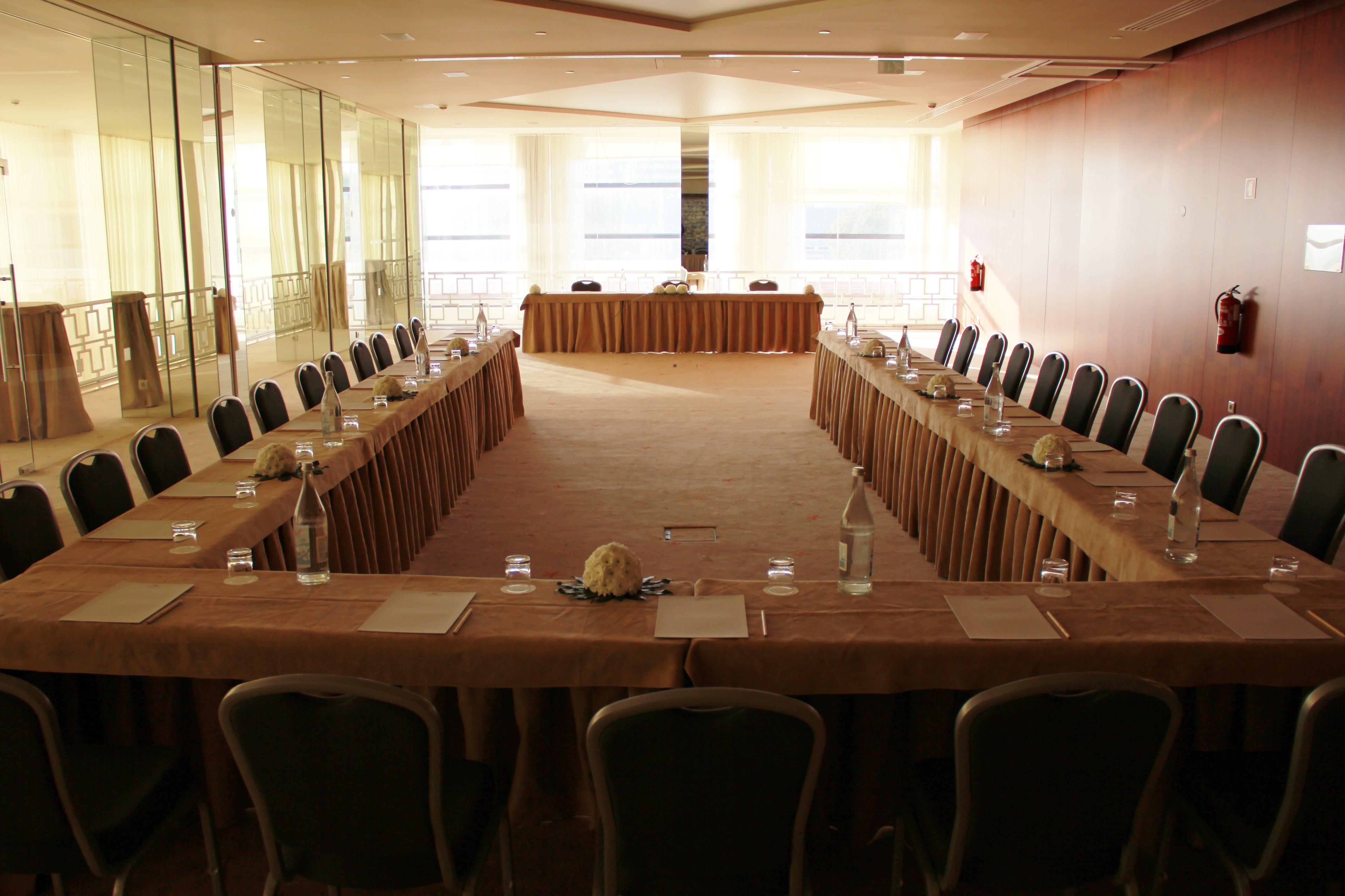 维拉摩拉皇冠假日酒店 外观 照片 The conference room of the European University Barcelona