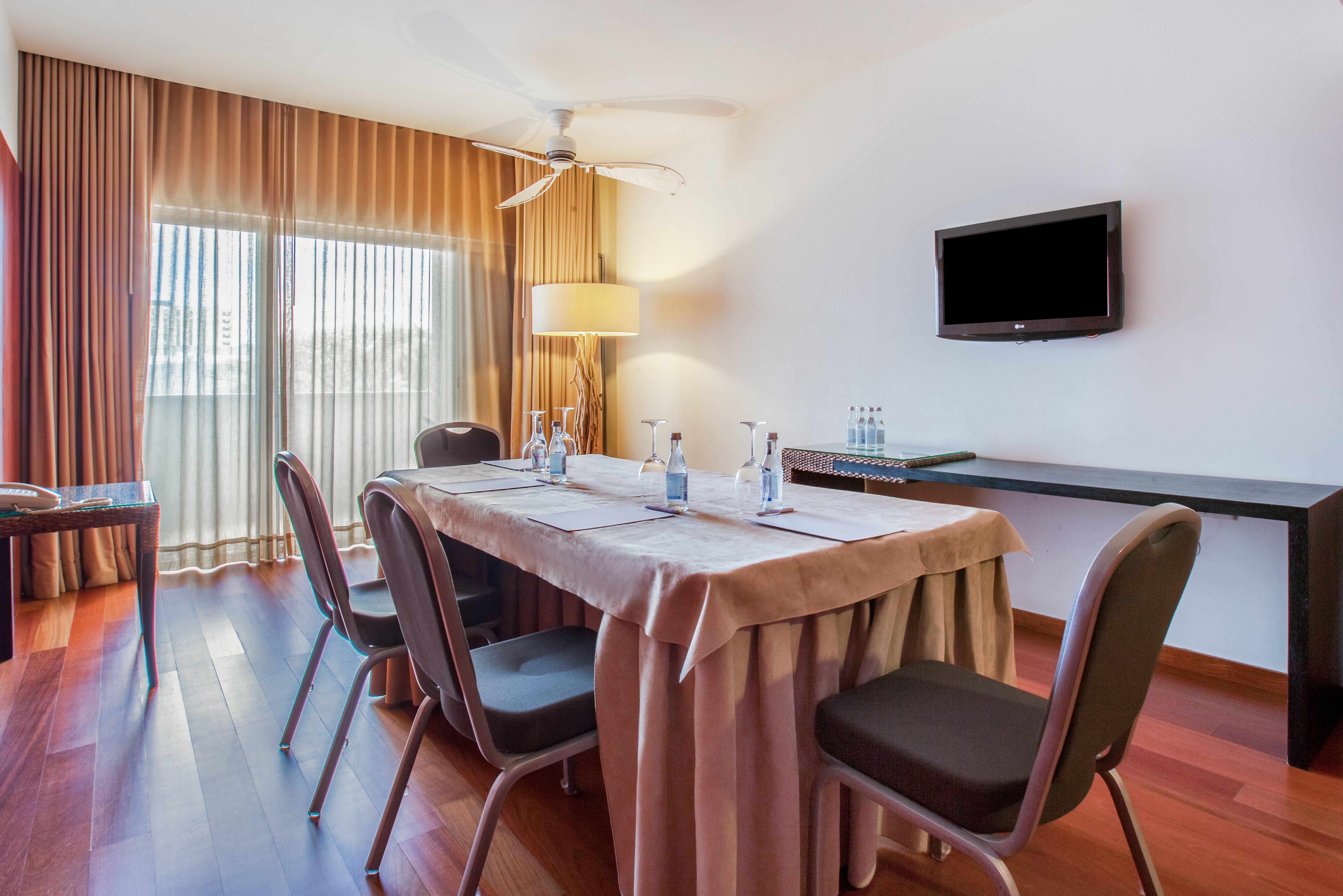 维拉摩拉皇冠假日酒店 外观 照片 Meeting room