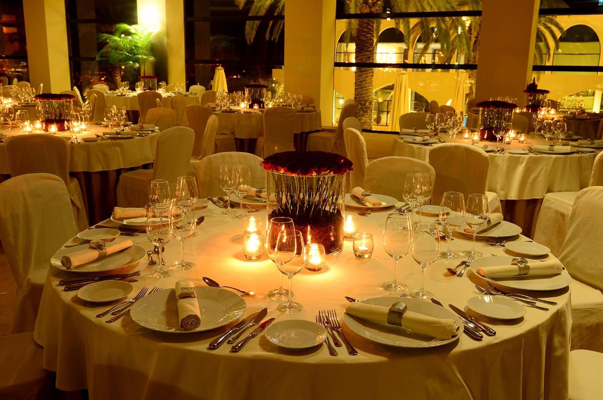 维拉摩拉皇冠假日酒店 外观 照片 A table set for a formal dinner